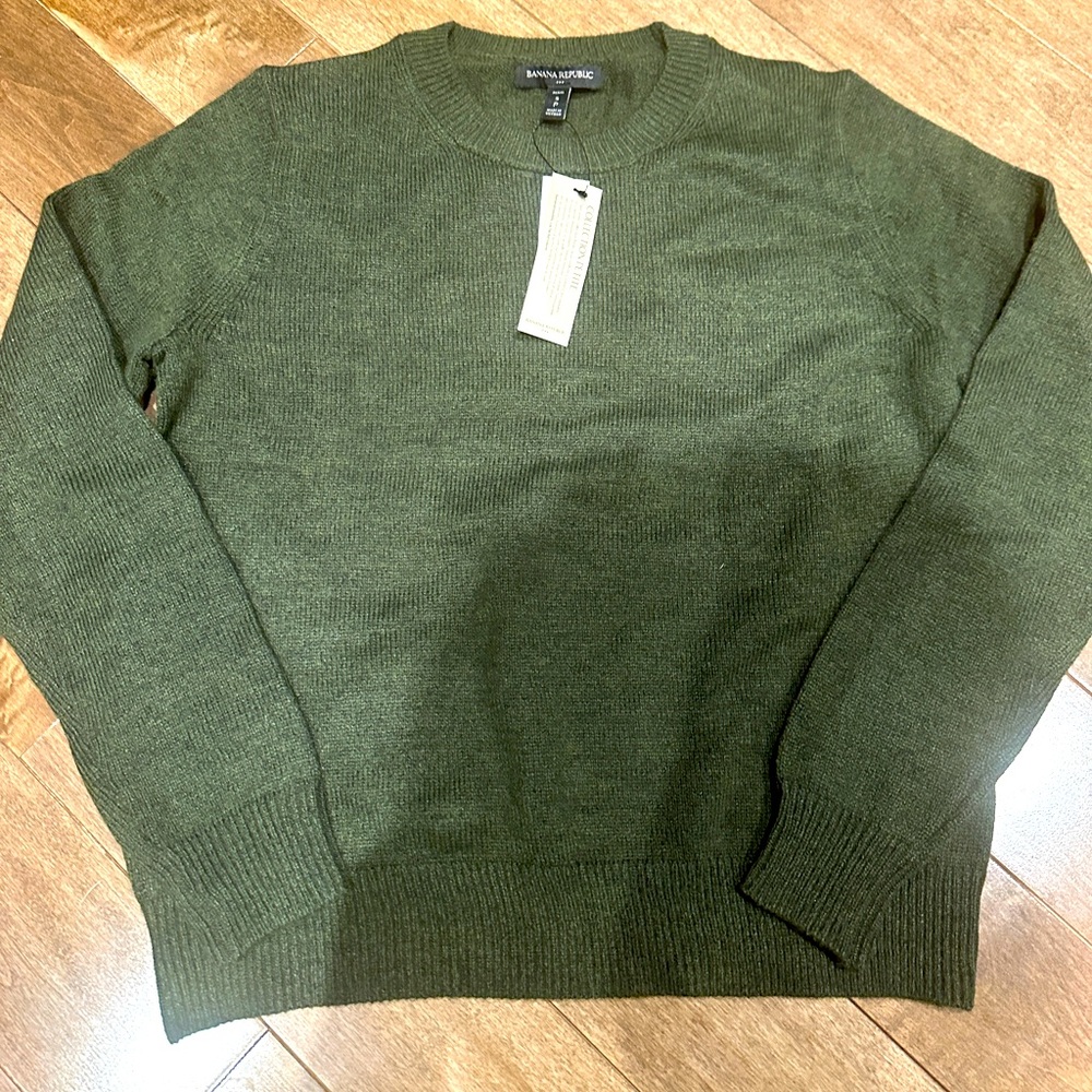 BNWT- BANANA REPUBLIC • Women’s crewneck sweater